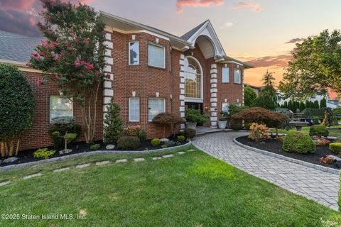 Photo of 28 Hallister Street, Staten Island, NY 10309 (MLS # 2504589)