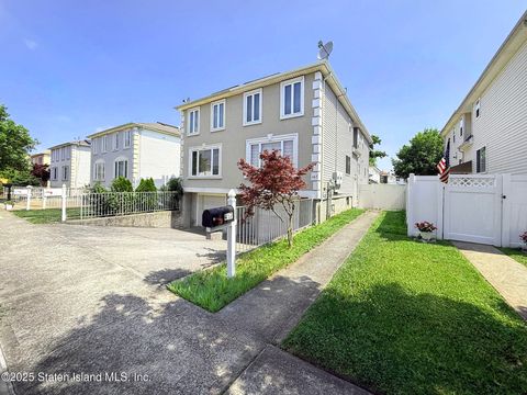 Photo of 467 Dongan Hills Avenue, Staten Island, NY 10305 (MLS # 2504062)