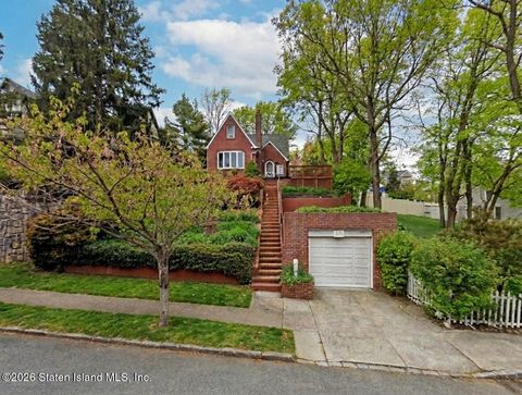 Photo of 25 Shore Acres Road, Staten Island, NY 10305 (MLS # 2600180)