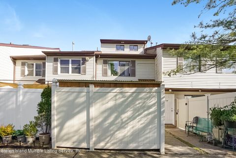 Photo of 14 Pratt Court #A, Staten Island, NY 10312 (MLS # 1162272)