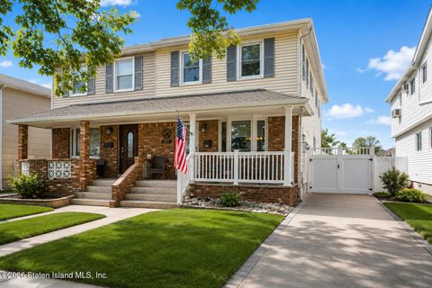 Photo of 37 Middle Loop Road, Staten Island, NY 10308 (MLS # 2602719)