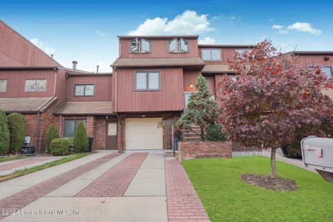 Photo of 32 Stonegate Drive, Staten Island, NY 10304 (MLS # 2406454)