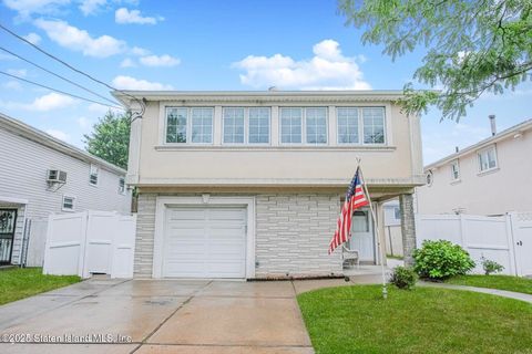 Photo of 72 Toddy Avenue, Staten Island, NY 10314 (MLS # 2504935)
