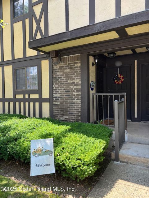 Photo of 34 Elmwood Park Drive #25, Staten Island, NY 10314 (MLS # 2504125)