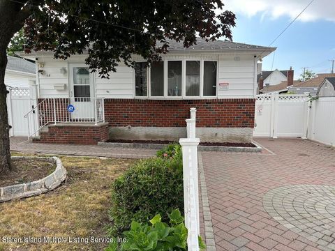 Photo of 18 Zoe Street, Staten Island, NY 10305 (MLS # 1163004)