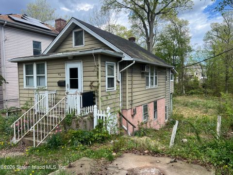 Photo of 634 Drumgoole Road E, Staten Island, NY 10312 (MLS # 2602124)
