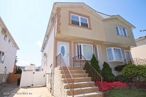 Photo of 20 Rome Avenue, Staten Island, NY 10304 (MLS # 2406663)