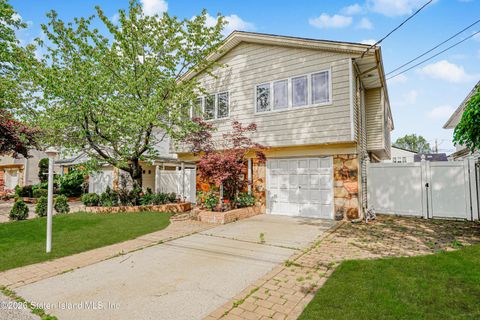 Photo of 15 Oliver Place, Staten Island, NY 10314 (MLS # 2603939)