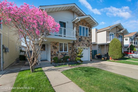 Photo of 101 Lucille Avenue, Staten Island, NY 10309 (MLS # 2402139)