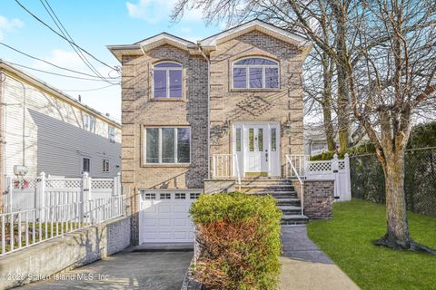 Photo of 502 Drumgoole Road E, Staten Island, NY 10312 (MLS # 2500947)