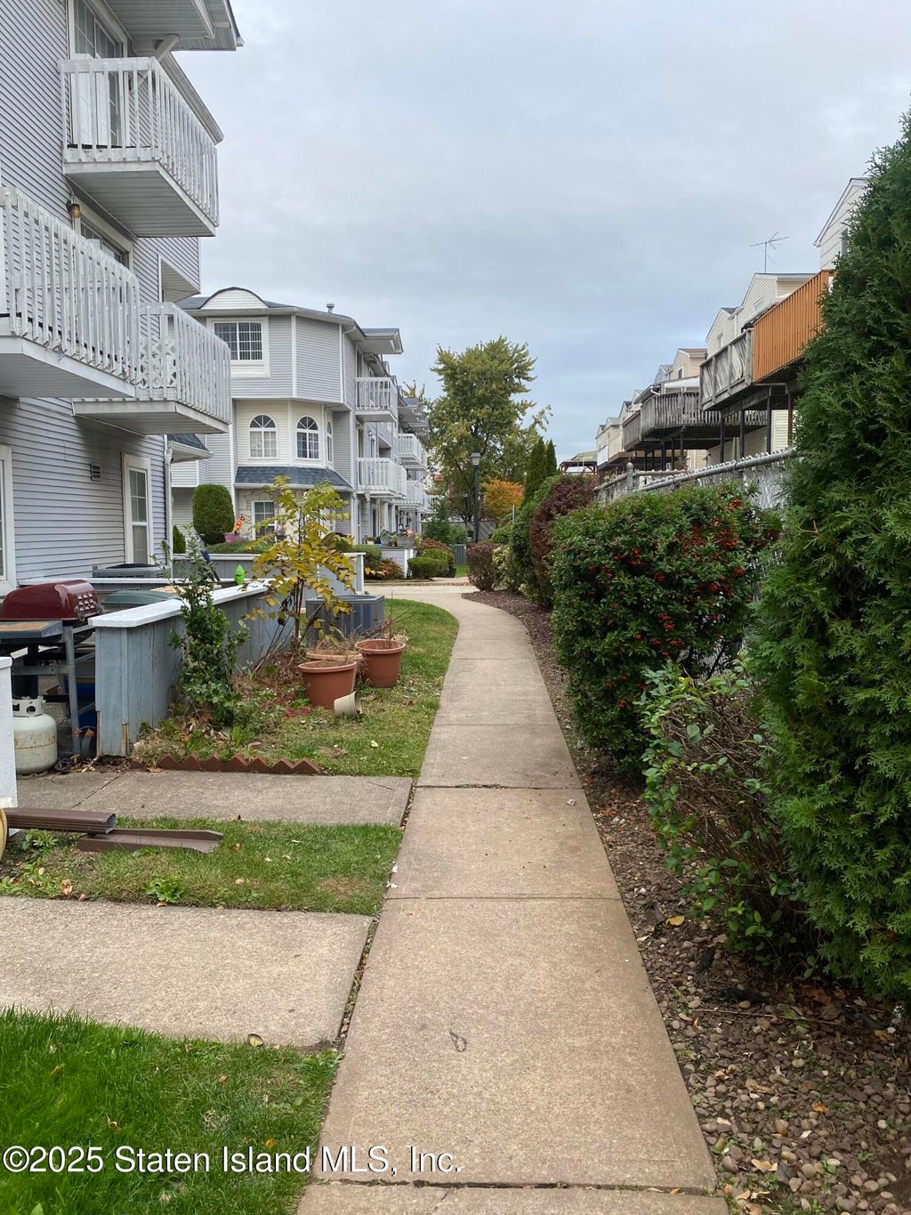 Photo of 45 Country Drive E, Staten Island, NY 10314 (MLS # 2506398)