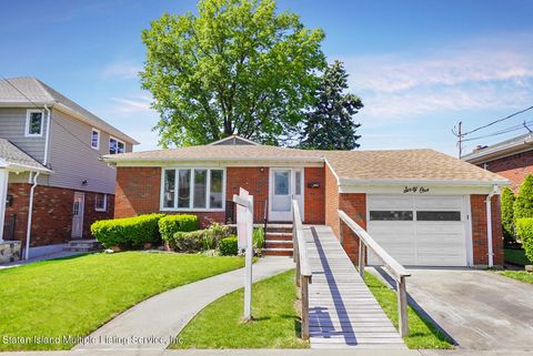 Photo of 61 Kingsley Avenue, Staten Island, NY 10314 (MLS # 1162201)