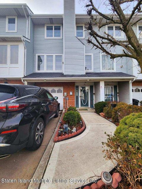 Photo of 112 Admiralty Loop, Staten Island, NY 10309 (MLS # 1159410)