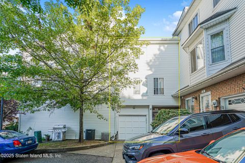 Photo of 34 Jamie Ln Lane, Staten Island, NY 10312 (MLS # 2505644)