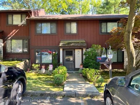 Photo of 9 Stone Lane, Staten Island, NY 10314 (MLS # 1164080)