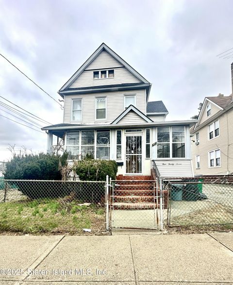 Photo of 427 Cary Avenue, Staten Island, NY 10310 (MLS # 2501467)