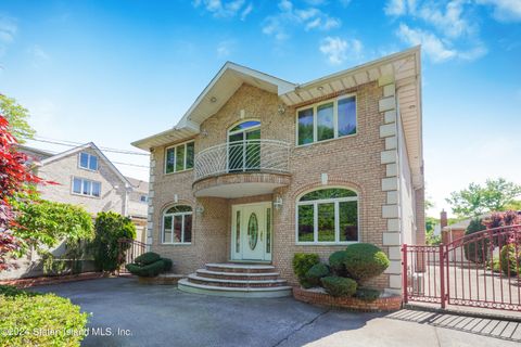 Photo of 83 Peru Street, Staten Island, NY 10314 (MLS # 2402880)