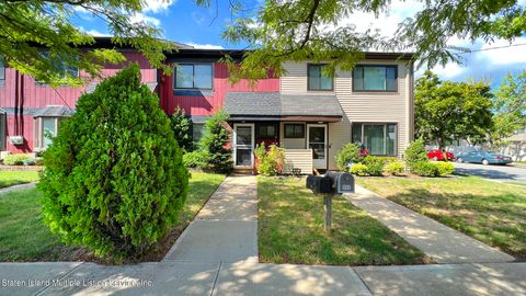 Photo of 898 Rossville Avenue, Staten Island, NY 10309 (MLS # 1157278)