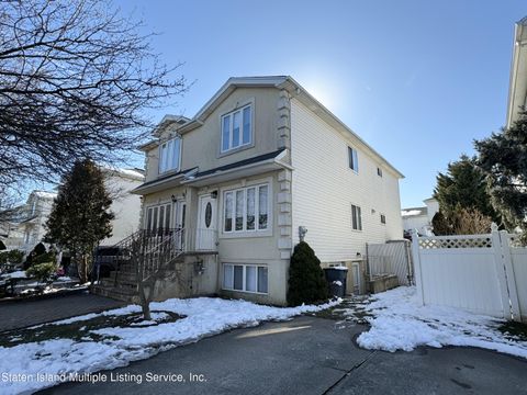 Photo of 30 Anaconda Street, Staten Island, NY 10312 (MLS # 2400702)