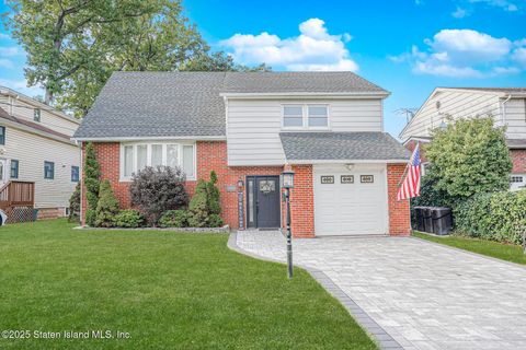 Photo of 71 Excelsior Avenue, Staten Island, NY 10309 (MLS # 2505518)