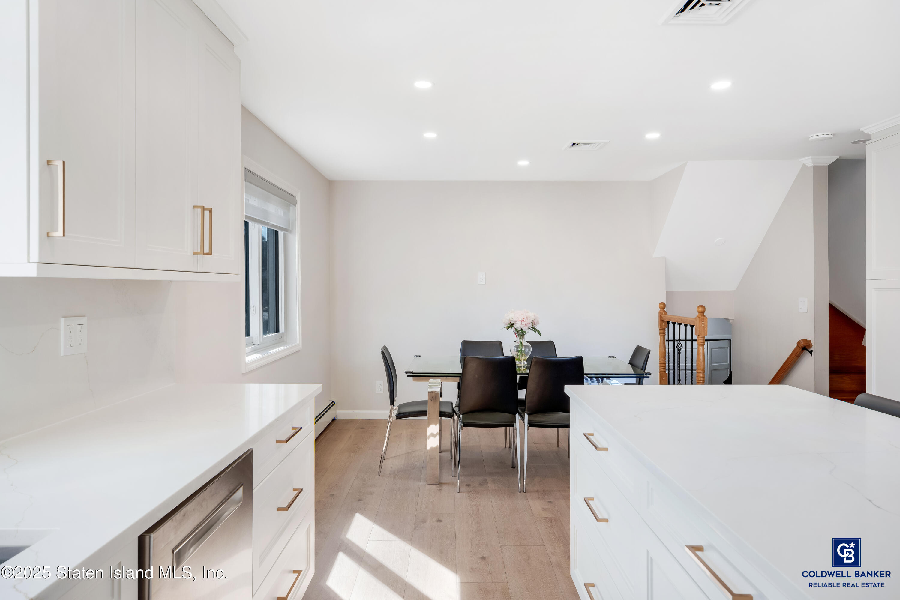 995 W Fingerboard Road, Staten Island, New York image 7