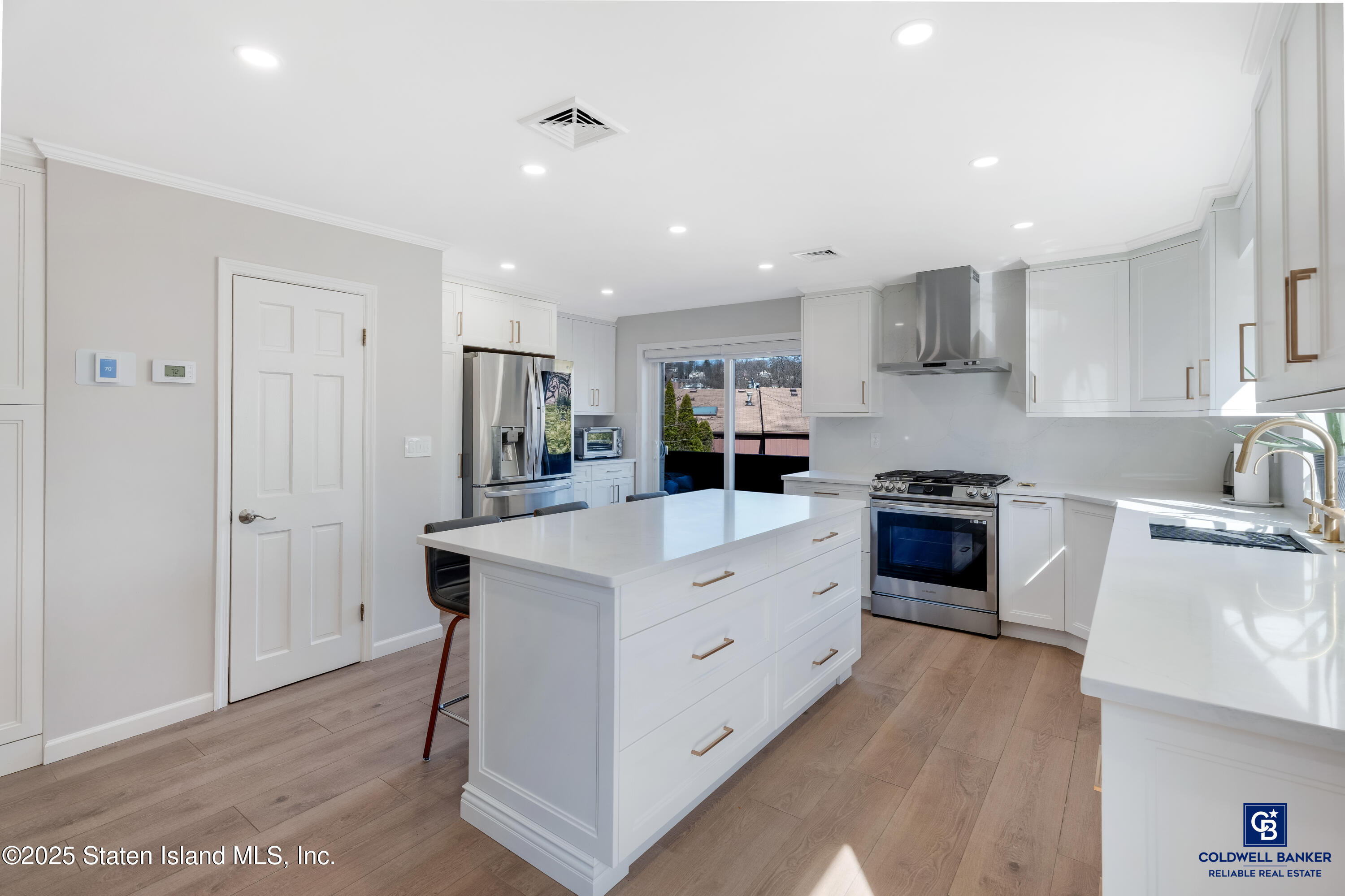 995 W Fingerboard Road, Staten Island, New York image 4