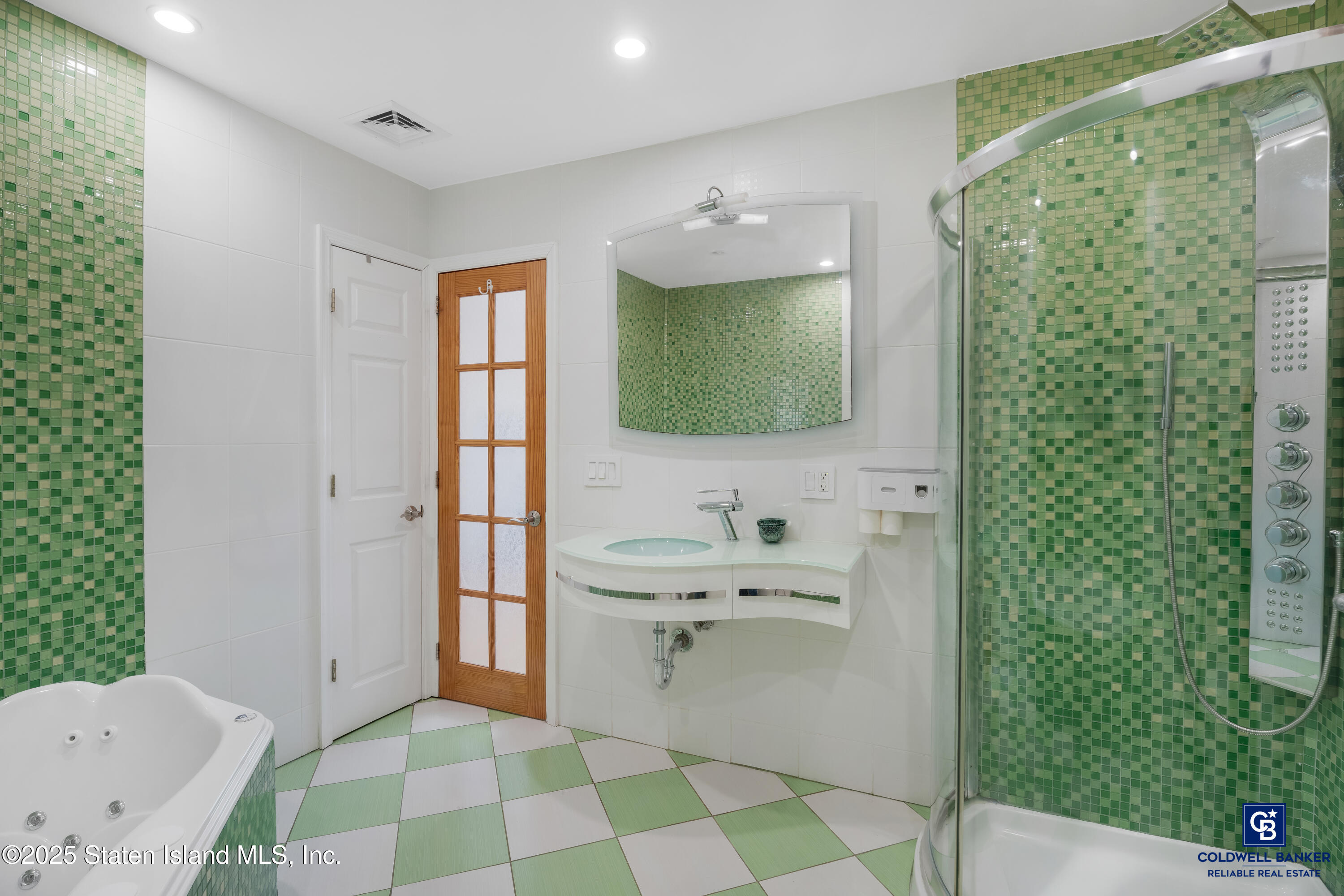 995 W Fingerboard Road, Staten Island, New York image 15
