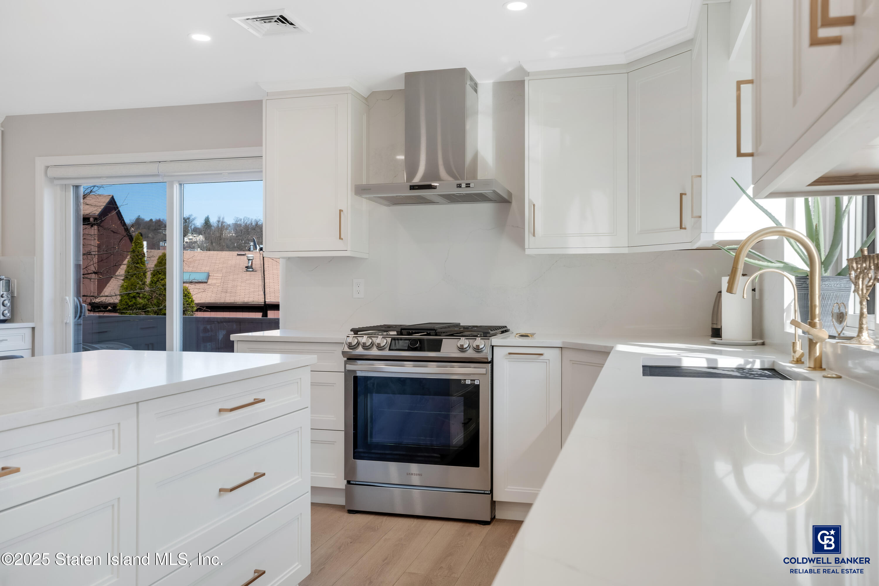 995 W Fingerboard Road, Staten Island, New York image 5