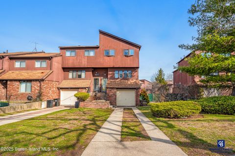 Photo of 995 W Fingerboard Road, Staten Island, NY 10304 (MLS # 2502648)