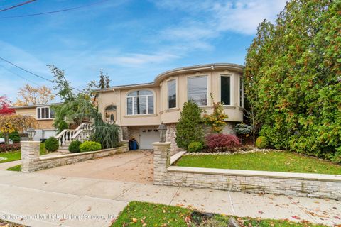 Photo of 156 N Pine Terrace, Staten Island, NY 10312 (MLS # 1159838)