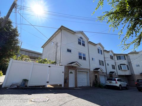 Photo of 15 Shaina Ct Ct, Staten Island, NY 10303 (MLS # 1163511)