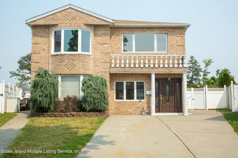 Photo of 16 Poi Court, Staten Island, NY 10314 (MLS # 1162499)