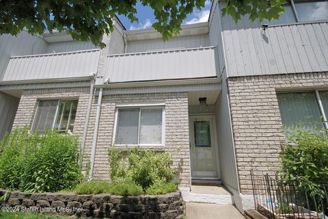 Photo of 37 Seabreeze Lane, Staten Island, NY 10307 (MLS # 2403088)