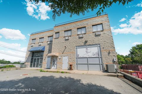 Photo of 505 Sharrotts Road, Staten Island, NY 10309 (MLS # 2505012)