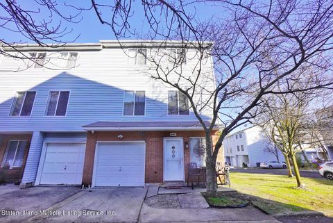 Photo of 662 Ilyssa Way, Staten Island, NY 10312 (MLS # 1160144)