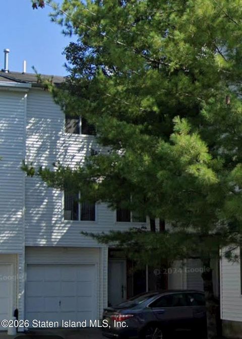 Townhouse For Sale - 33 Amanda Court<br/> Staten Island, NY 10312