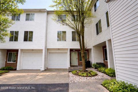 Photo of 33 Amanda Court, Staten Island, NY 10312 (MLS # 2601741)