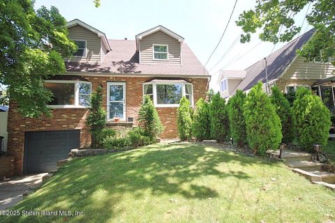 Photo of 241 Fanning Street, Staten Island, NY 10314 (MLS # 2500916)