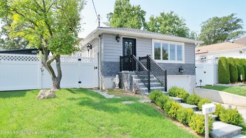 Photo of 42 W Cedarview Avenue, Staten Island, NY 10306 (MLS # 1163283)