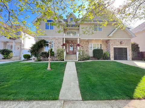 Photo of 164 Thornycroft Avenue, Staten Island, NY 10312 (MLS # 2502549)