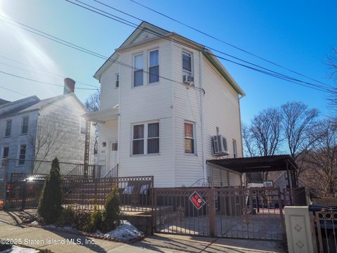 Photo of 40 Quinn Street, Staten Island, NY 10304 (MLS # 2500487)