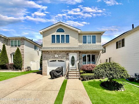 Photo of 19 Lynbrook Court, Staten Island, NY 10309 (MLS # 2503496)