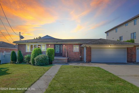 Photo of 702 W Fingerboard Road, Staten Island, NY 10305 (MLS # 2406914)