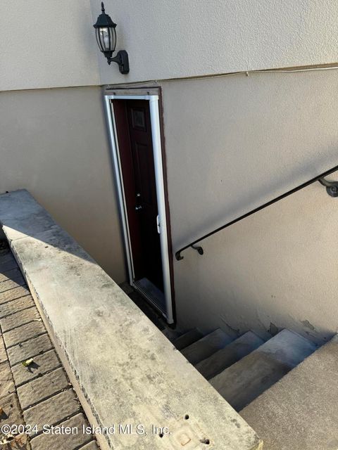 Photo of 300 Moreland Street #B, Staten Island, NY 10306 (MLS # 2403800)