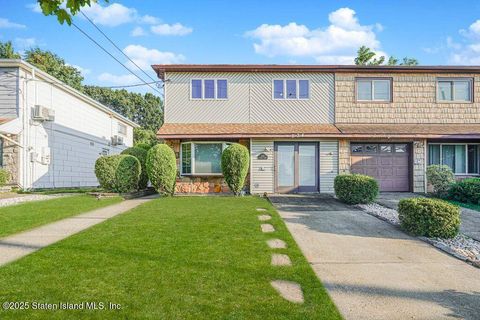 Photo of 634 Leverett Avenue, Staten Island, NY 10312 (MLS # 2504771)