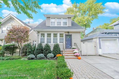 Photo of 349 College Avenue, Staten Island, NY 10314 (MLS # 2505967)