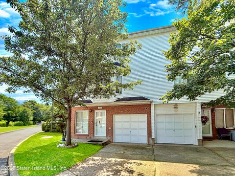 Photo of 26 Aspen Knolls Way, Staten Island, NY 10312 (MLS # 2503883)