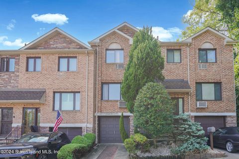 Photo of 20 Hilldale Court, Staten Island, NY 10305 (MLS # 2404990)
