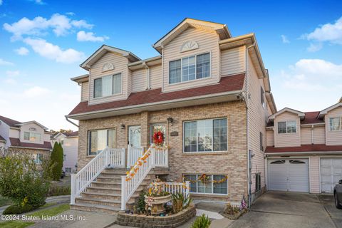 Photo of 379 Timber Ridge Drive, Staten Island, NY 10306 (MLS # 2406009)