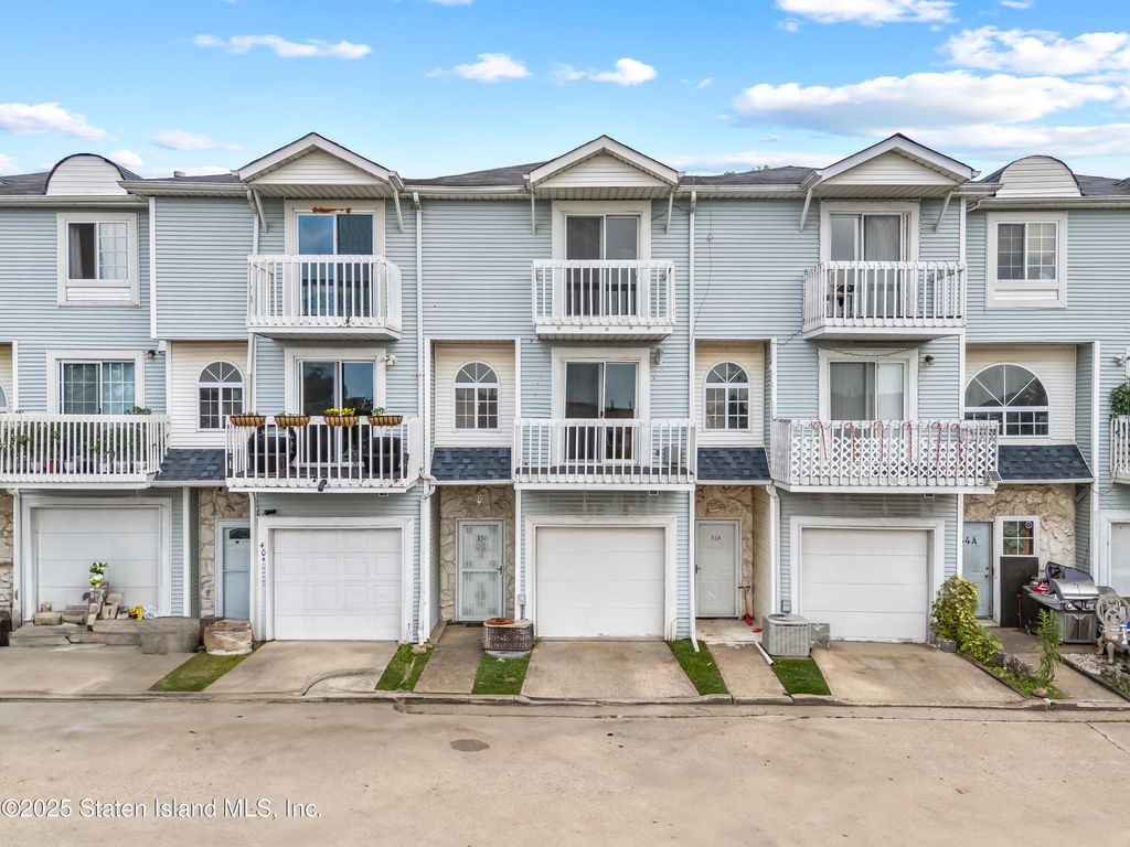 Photo of 38 Country Dr East Dr, Staten Island, NY 10314 (MLS # 2506556)